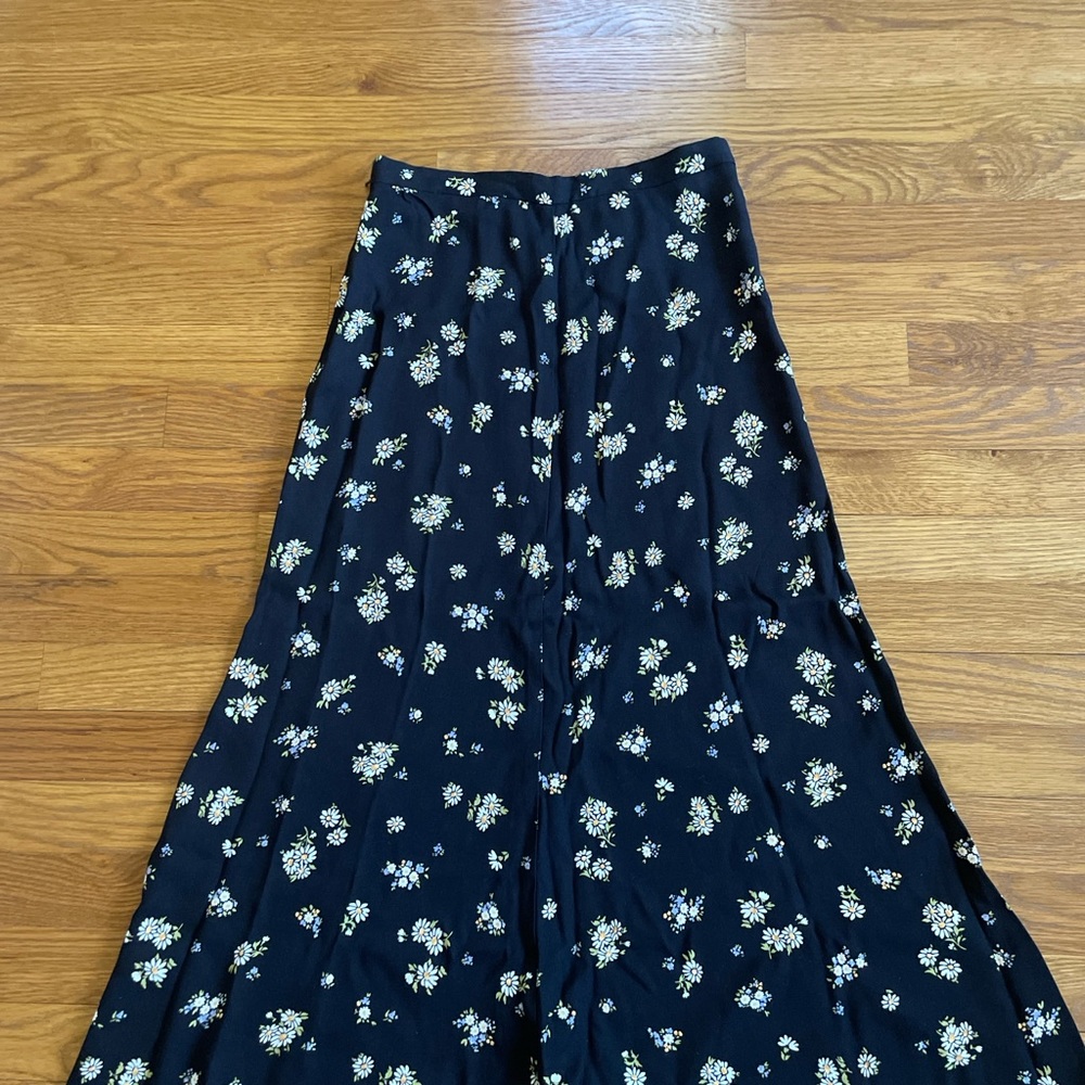 Reformation midi floral skirt. Fitted at waist- relaxed skirt